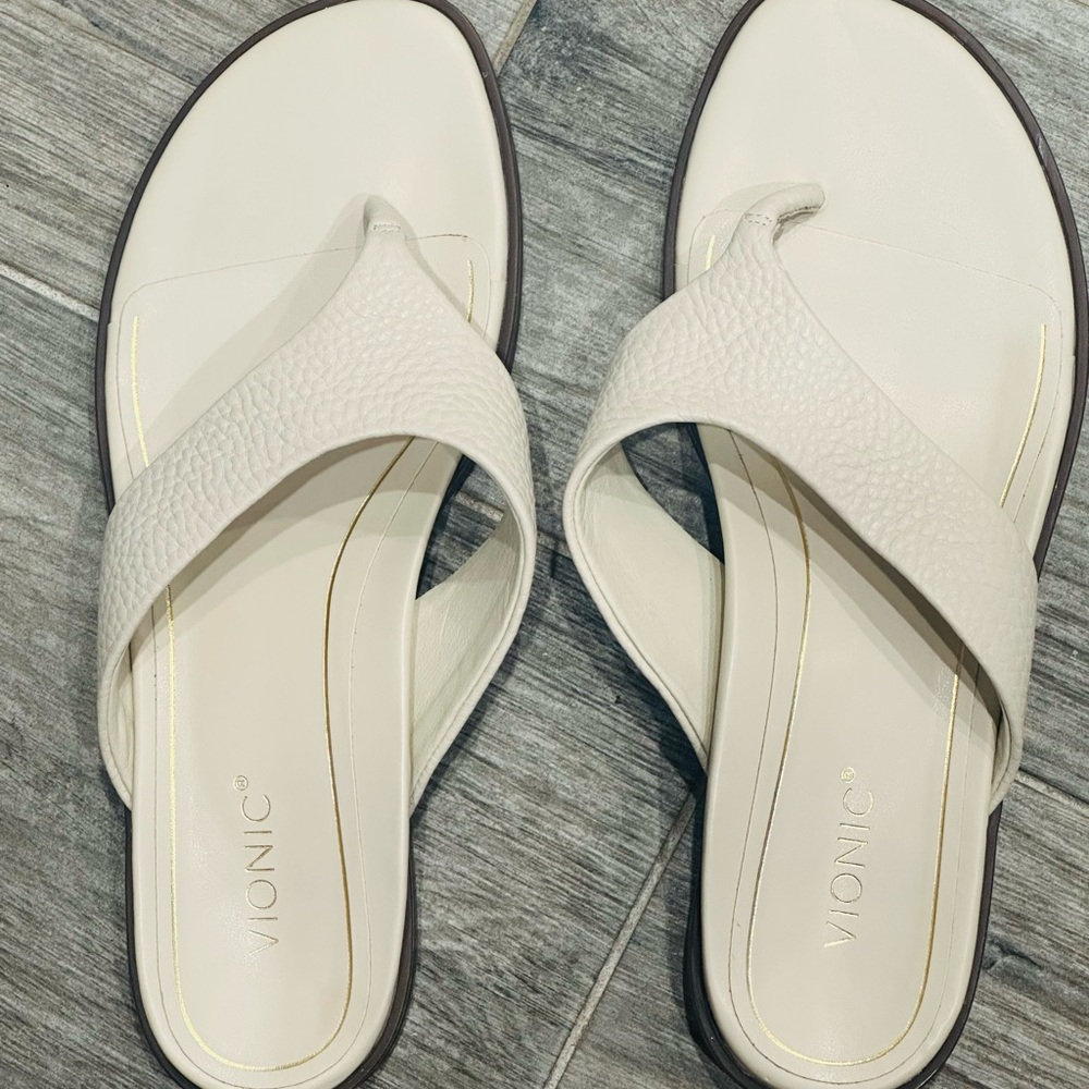 Vionic Women's White Leather Thong Sandals
